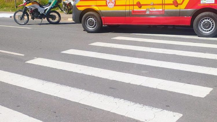 MOTOCICLISTA FICA FERIDO EM COLISÃO COM VAN NA JERÔNIMO DE CAMARGO, EM ATIBAIA