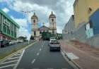 CAMINHÃO DE GRANDE PORTE TRAVA TRÂNSITO NO CENTRO DE BOM JESUS DOS PERDÕES