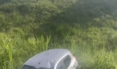 VEÍCULO COM SINAIS DE CAPOTAMENTO É ENCONTRADO ÀS MARGENS DA RODOVIA DOM PEDRO I EM BOM JESUS DOS PERDÕES