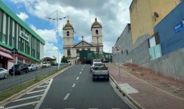 CAMINHÃO DE GRANDE PORTE TRAVA TRÂNSITO NO CENTRO DE BOM JESUS DOS PERDÕES
