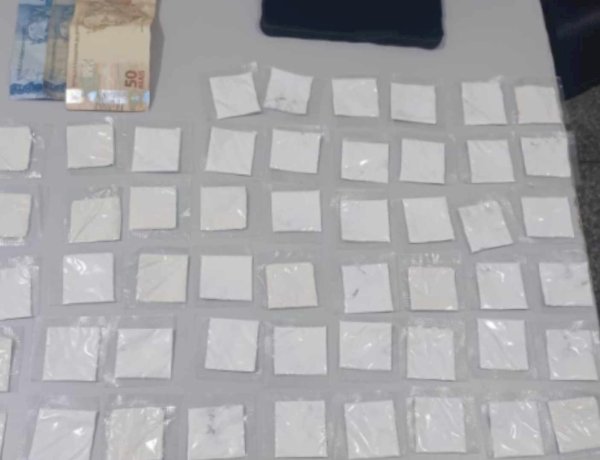 POLÍCIA MILITAR PRENDE INDIVÍDUO POR TRÁFICO DE DROGAS