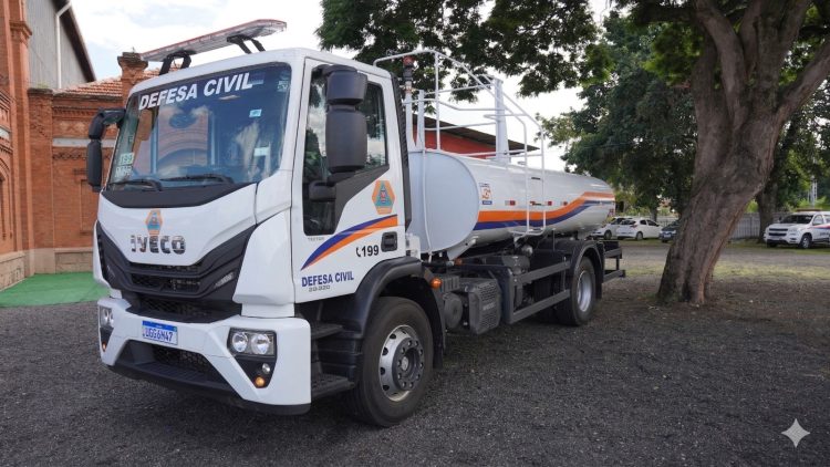 ATIBAIA RECEBE CAMINHÃO‑PIPA DO GOVERNO DE SP PARA REFORÇAR DEFESA CIVIL